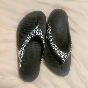 Oofos black sporty leopard athleisure recovery flip-flop slide sandals women’s 6